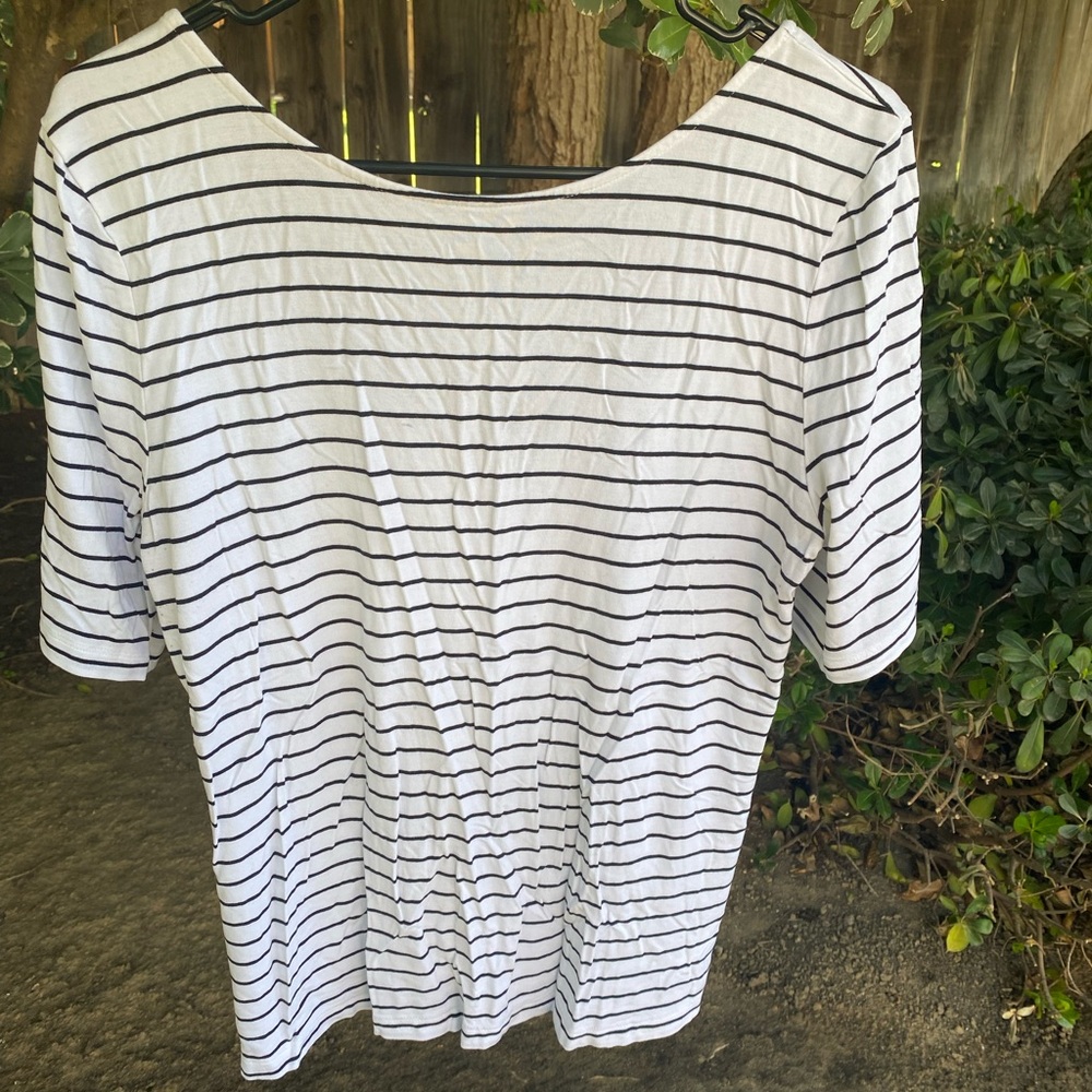 Cutest 3/4 sleeve white n black striped shirt, size lrg